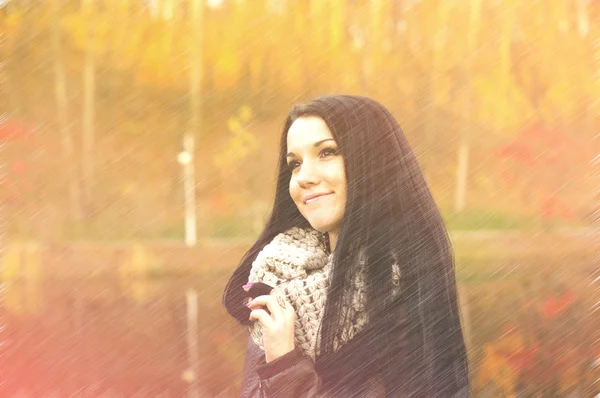 Young pretty woman in autumn park — Stock Photo, Image