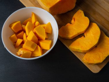 Bir tabakta dilimlenmiş balkabağı