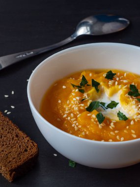 Maydanozlu ve susamlı kabak püresi çorbası.