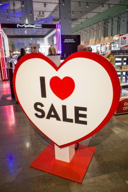 Stockholm, İsveç. Arlanda Havaalanı 'ndaki gümrüksüz bir mağazada satışa bayılırım..