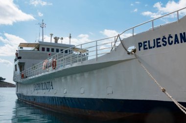 Makarska, Hırvatistan ve limana bir feribot yanaştı.