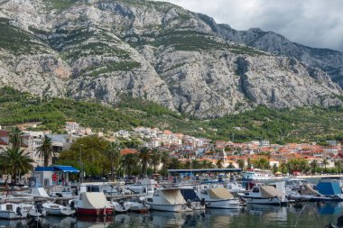 Makarska, Hırvatistan, Adriyatik Denizi ve kentin çevresindeki liman.