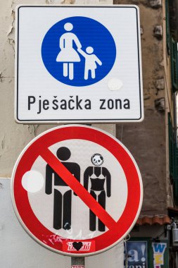 Ayrıl, Hırvatistan Komik bir sokak tabelası: Yüzme kıyafetlerine izin verilmiyor.