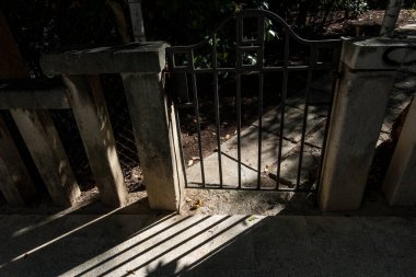 Ayrıl Hırvatistan Bahçeye ve gölgelere açılan eski bir kapı.