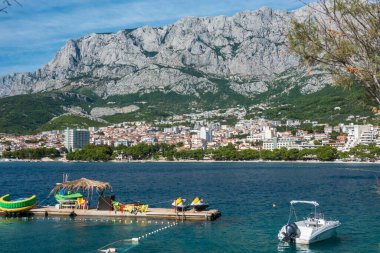 Makarska, Hırvatistan, Adriyatik Denizi ve kentin çevresindeki liman.