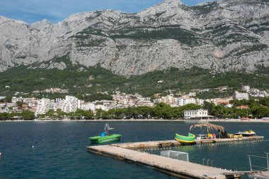 Makarska, Hırvatistan, Adriyatik Denizi ve kentin çevresindeki liman.
