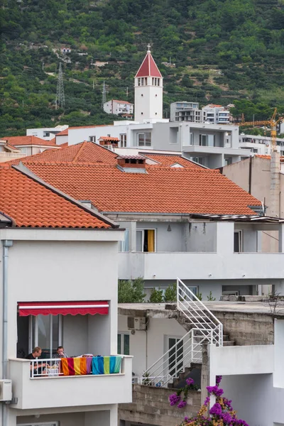Makarska Croatie Personnes Assises Sur Balcon Donnant Sur Ville — Photo