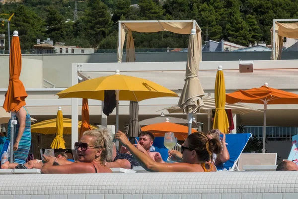 クロアチアのマカルスカ チャーターホテルのプールでワインを飲むプールの観光客 — ストック写真
