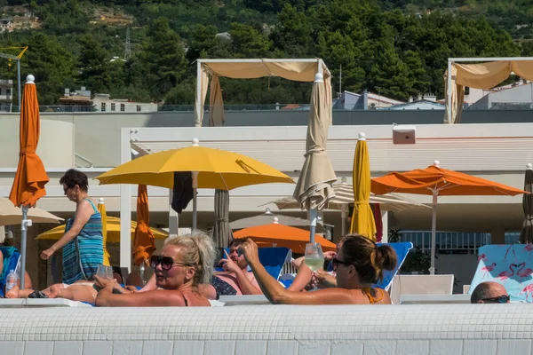 Makarska Croacia Los Turistas Una Piscina Beber Vino Una Piscina —  Fotos de Stock