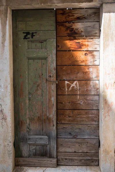 Makarska Chorvatsko Staré Dřevěné Dveře Domu Zamčené Řetězem — Stock fotografie