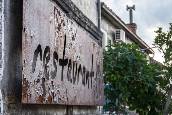 Makarska Croacia Una Vieja Señal Oxidada Para Restaurante Enmetal — Foto de Stock