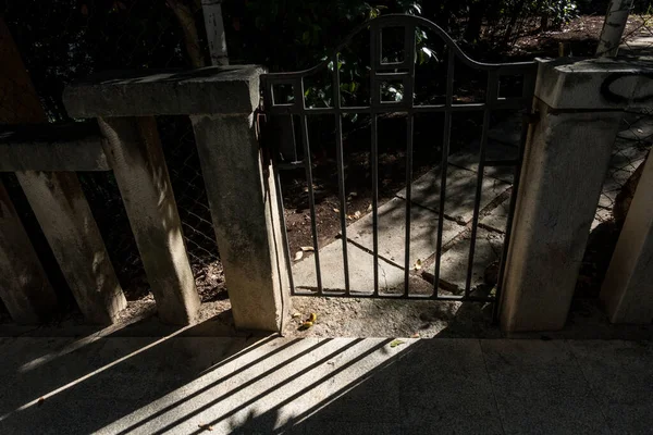 Ayrıl Hırvatistan Bahçeye ve gölgelere açılan eski bir kapı.