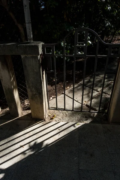 Ayrıl Hırvatistan Bahçeye ve gölgelere açılan eski bir kapı.