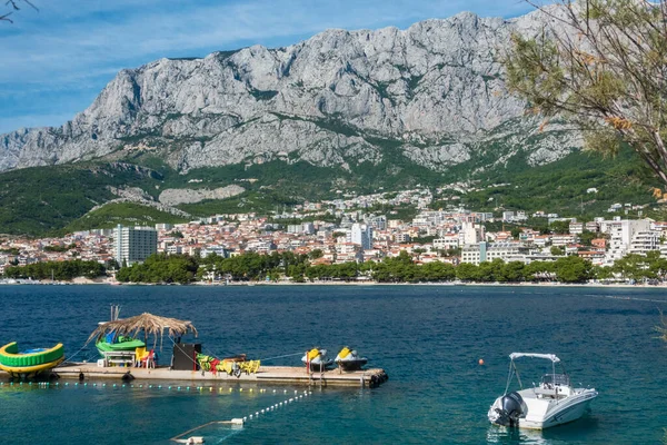 Makarska, Hırvatistan, Adriyatik Denizi ve kentin çevresindeki liman.