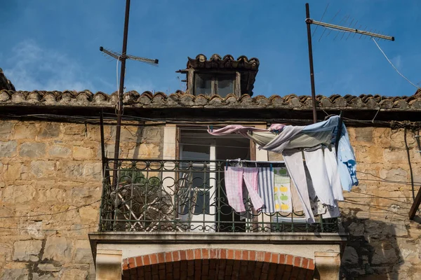 Makarska, Hırvatistan ve çamaşırhane bir balkonda kurumak üzere asılıyor.