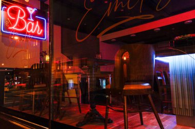 Stockholm, İsveç Regeringsgatan 'daki bir barın neon ışığı..