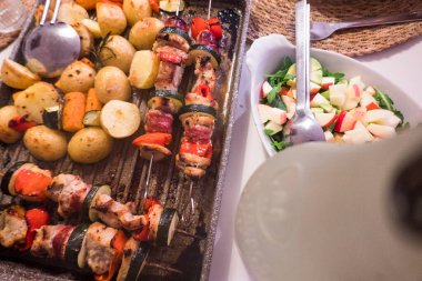 Domuz şişi ve kırmızı biberli, havuçlu ve patatesli sosis.