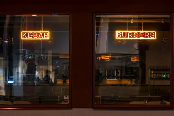 Стокгольм Швеція Кебаб Знак Біля Ресторану Вночі Відображення Людини Силуеті — стокове фото
