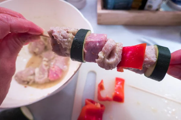 Manos Trabajando Para Hacer Pinchos Cerdo Salchichas Con Pimientos Rojos — Foto de Stock