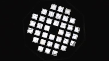 Stockholm, İsveç Uppenbarelse 'in Kolomb' unda, ya da Vahiy, Kilise 'de, yukarıdaki çeşmeden akan suyla kaplı cam kaplamalı bir çatı.. 