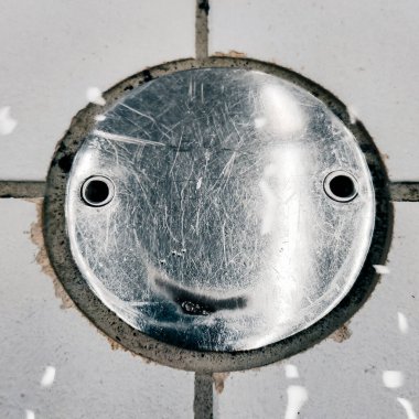 Stockholm, İsveç Yüzme havuzundaki bir drian, gözleri ve ağzı olan üzgün bir yüze benzer.