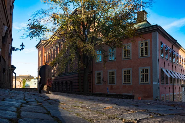 ストックホルム スウェーデン旧市街のリダルホルメニ島を歩く人々や日没時にガムラ スタン彼は秋 — ストック写真