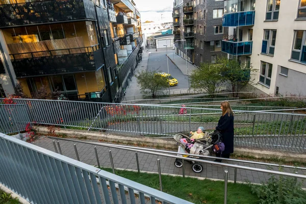 Stockholm Schweden Eine Frau Mit Kinderwagen Und Kindern Der Nähe — Stockfoto