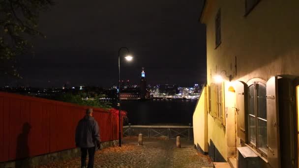 Stockholm Svédország Egy Férfi Sétál Monteliusvagen Felett Óváros Gamla Stan — Stock videók