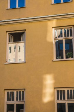 Stockholm, İsveç Sodermalm 'da bir binanın ön cephesi ve penceresi turuncu..