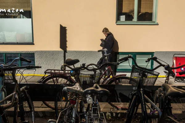 Stockholm Schweden Eine Reihe Von Elektrorollern Parkt Einer Sonnigen Wand — Stockfoto