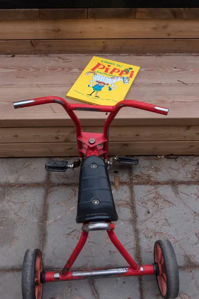 ストックホルム スウェーデンスウェーデンの保育園の屋外遊び場と三輪車とPippi Longstrp本 — ストック写真