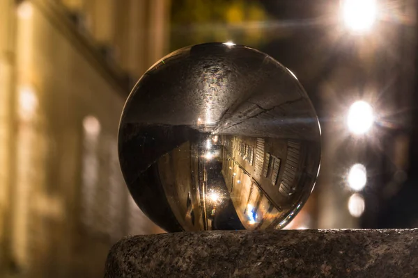 Estocolmo Suécia Uma Bola Cristal Reflete Prastgatan Cidade Velha Gamla — Fotografia de Stock