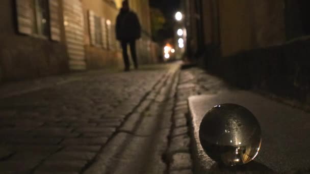 Stockholm Švédsko Křišťálová Koule Odráží Prastgatan Starém Městě Nebo Gamla — Stock video