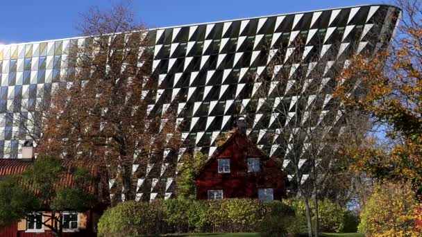 Стокгольм Швеція Будівля Ола Червоний Будинок Гранях Лікарні Каролінського Університету — стокове відео