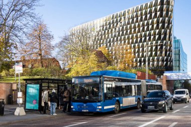 Stockholm, İsveç Karolinska hastanesinde ve Aula Medica binasında bir otobüs durağı.