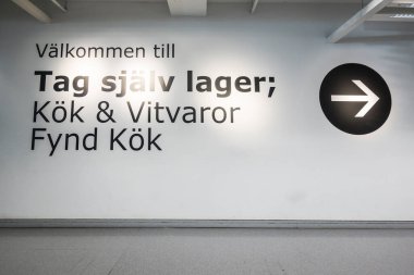 Stockholm, İsveç. İsveççe bir tabelada Ikea mağazasında diyor ki: Kol seçimi deposu, mutfak ve beyaz eşyalar..