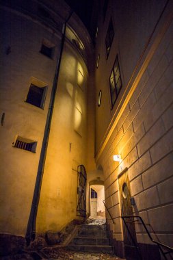 Stockholm, İsveç Geceleri Riddarholmen adasındaki eski binalar ve Birger Jarl 'ın Kulesi yakınlarındaki dar bir geçit.