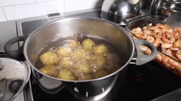 水の鍋で沸騰したジャガイモ — ストック動画