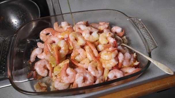橄榄油倒入虾仁中 在烤箱中烘焙 — 图库视频影像