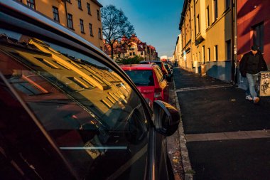 Stockholm, İsveç Bir adam bir arabanın camından yansıyor.