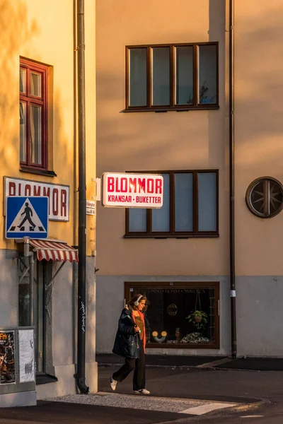 Στοκχόλμη Σουηδία Ένα Πρόσωπο Περπατά Από Μια Πινακίδα Στο Midsommarkransen — Φωτογραφία Αρχείου