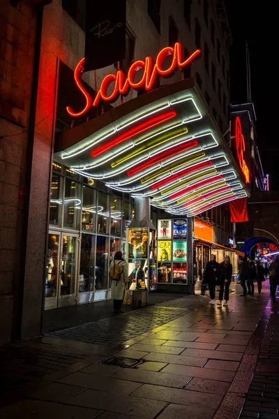Стокгольм Швеція Кінотеатр Саги Вночі Кунгсгатані — стокове фото