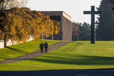 Stockholm, İsveç Yolları Woodlawn Mezarlığı 'nda kesişen insanlar ya da sonbaharda Skogskyrkogarden.