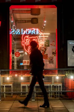 Stockholm, İsveç Bir kişi gece Odenplan 'daki bir pizzacıda neon ışıklarının yanından geçer.