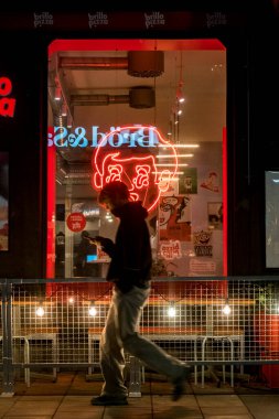 Stockholm, İsveç Bir kişi gece Odenplan 'daki bir pizzacıda neon ışıklarının yanından geçer.