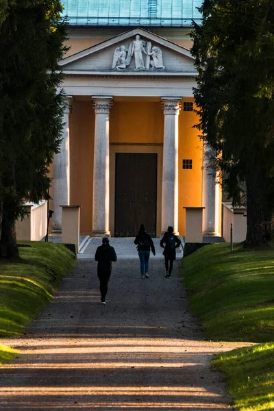 Stockholm Zweden Mensen Woodlawn Begraafplaats Skogskyrkogarden Herfst Kapel Van Opstanding — Stockfoto