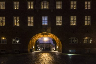 Stockholm, İsveç Kraliyet Teknoloji Enstitüsü ya da KTH 'nin kampüsünde geceleyin bir kemer..