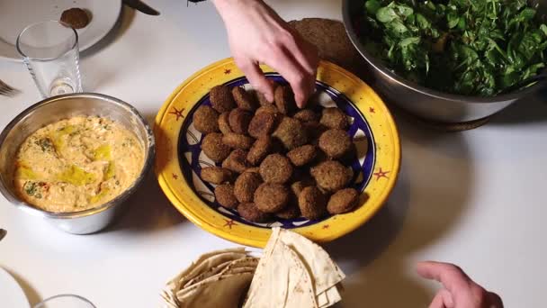 Egy Tál Falafel Humusszal Salátával Pitakenyérrel — Stock videók