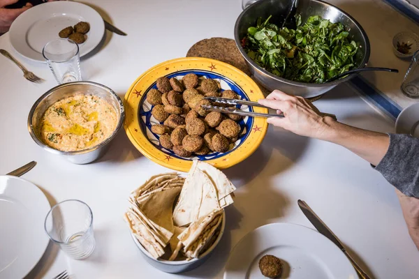 Eine Schüssel Falafel Mit Humus Und Salat Und Fladenbrot — Stockfoto