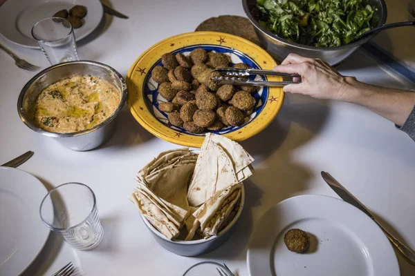 Eine Schüssel Falafel Mit Humus Und Salat Und Fladenbrot — Stockfoto